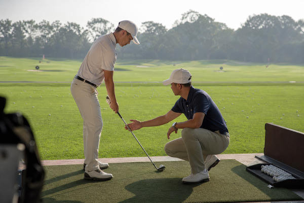 Nên tự học golf hay tham gia khóa học golf?