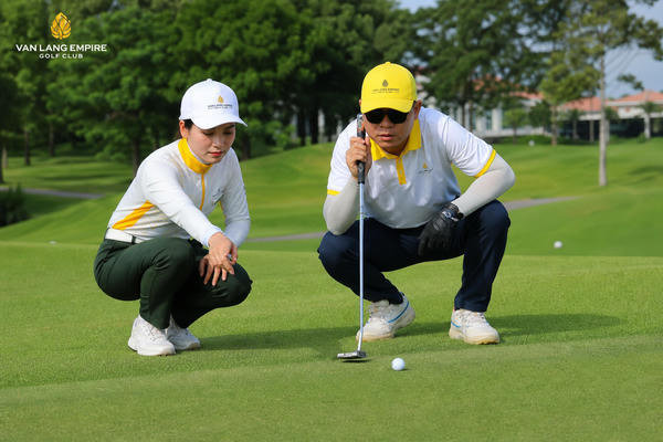 Công việc của caddie golf: Họ thực sự làm gì trên sân?