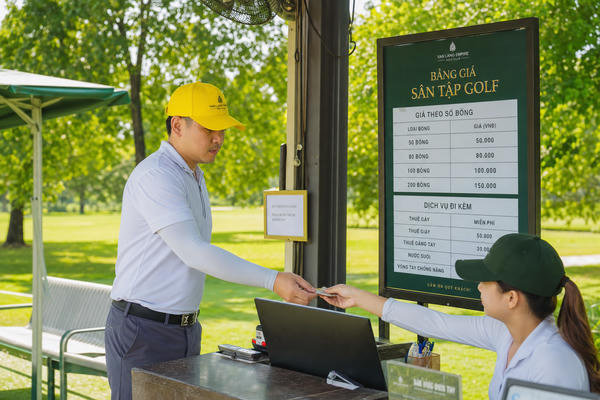 Chi phí sân tập golf và dịch vụ đi kèm