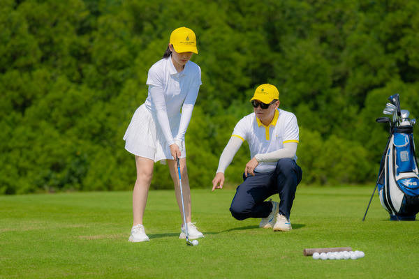 Hướng dẫn tập golf cho người mới tại sân tập golf