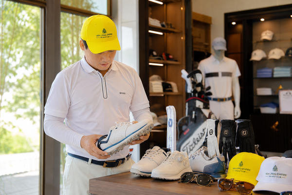 Cách chọn giày golf, phụ kiện và thương hiệu uy tín