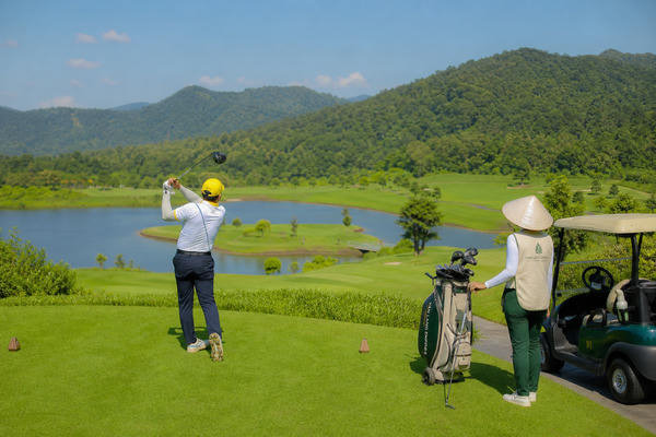 Xu hướng trải nghiệm golf cao cấp & dịch vụ đi kèm (KB)
