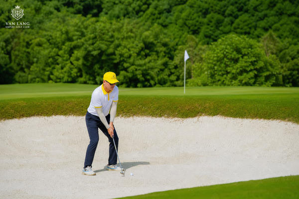 Thoát bẫy cát trong golf là gì? Vai trò của bunker